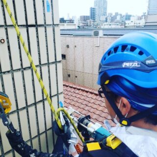 東京都中野区　無足場工法ロープアクセス　タイル工事
