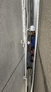 東京都千代田区　無足場工法ロープアクセス　漏水工事