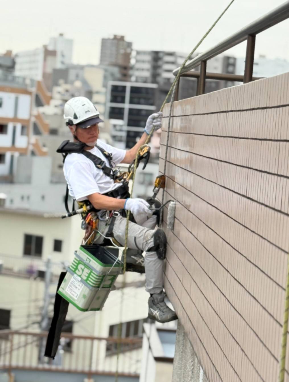 東京都台東区　無足場工法ロープアクセス外壁タイル工事