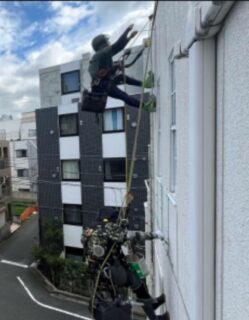 東京都新宿区　無足場工法ロープアクセス漏水工事