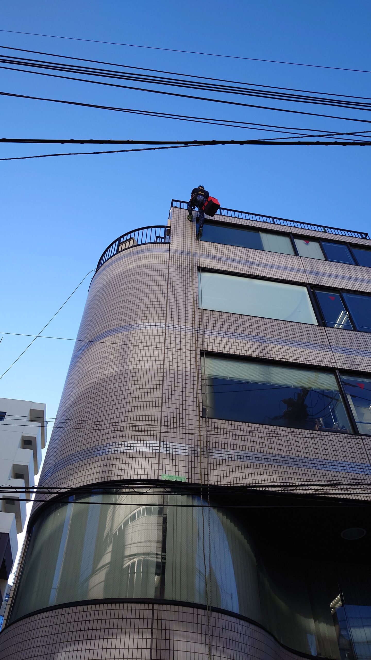 東京都台東区　無足場工法ロープアクセス外壁タイル工事