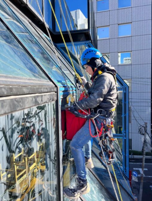 東京都新宿区　無足場工法ロープアクセス防水工事
