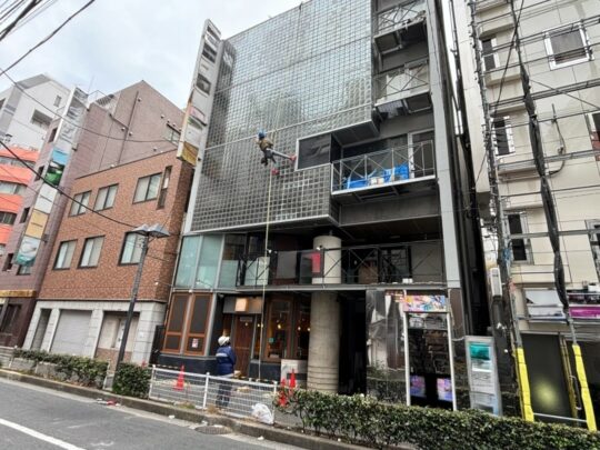 東京都豊島区　無足場工法ロープアクセス外壁調査工事