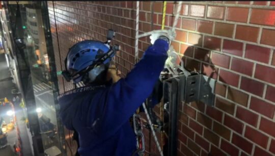 東京都渋谷区 無足場工法ロープアクセス懸垂幕撤去工事