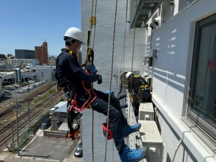 東京都千代田区　無足場工法ロープアクセスエアコン交換工事