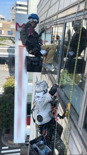東京都中央区　無足場工法ロープアクセス防水工事