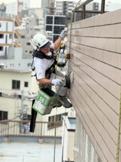 東京都台東区　無足場工法ロープアクセス外壁タイル工事