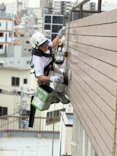 東京都台東区　無足場工法ロープアクセス外壁タイル工事
