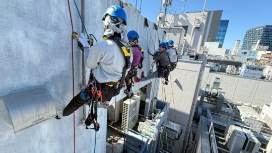 東京都豊島区　無足場工法ロープアクセス外壁改修工事