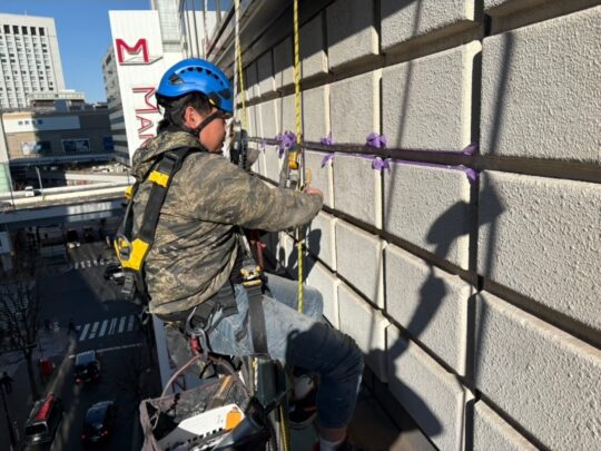東京都中央区　無足場工法ロープアクセス防水工事