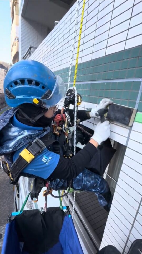 東京都渋谷区 無足場工法ロープアクセス外壁タイル工事